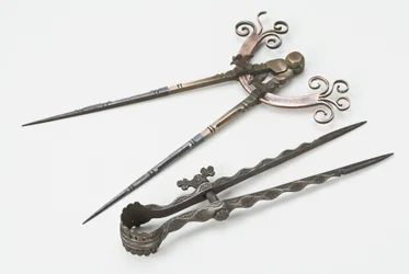 Zirkel, 18. und 16. Jahrhundert (Bronze, Stahl, Kupfer und Eisen)